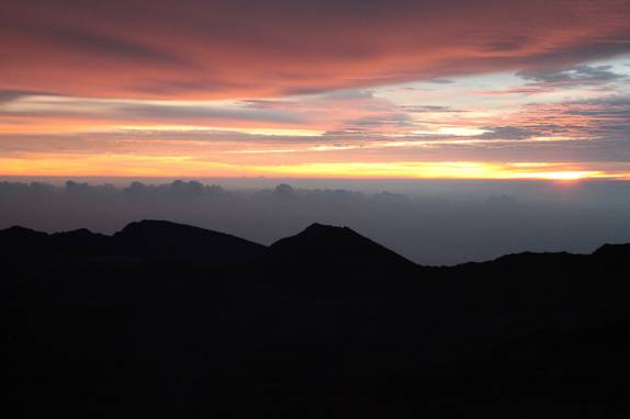 O sol nascendo no alto do vulcão Haleakala, em Maui, no Havaí